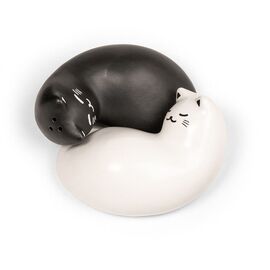 Kikkerland - Purrfect Salt & Pepper Shakers - Black and White - 8.25 cm x 3.75 cm x 6.5 cm / Home and Kitchen Kitchen Home & Kitchen