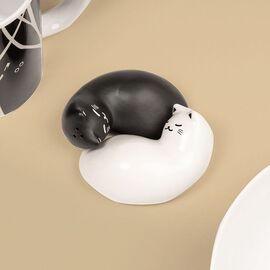 Kikkerland - Purrfect Salt & Pepper Shakers - Black and White - 8.25 cm x 3.75 cm x 6.5 cm / Home and Kitchen Kitchen Home & Kitchen