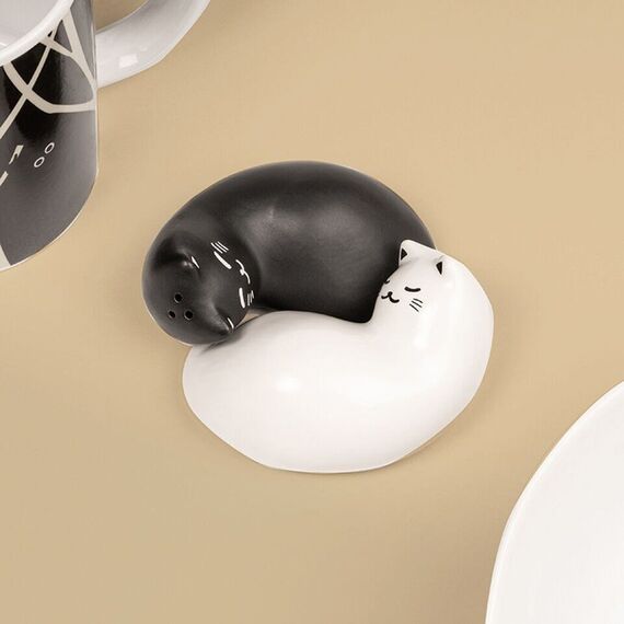 Kikkerland - Purrfect Salt & Pepper Shakers - Black and White - 8.25 cm x 3.75 cm x 6.5 cm / Home and Kitchen Kitchen Home & Kitchen