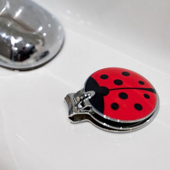 Kikkerland - Ladybug Nail Clipper - 4.25 cm x 5.25 cm x 1.5 cm / Beauty Tools & Accessories Makeup